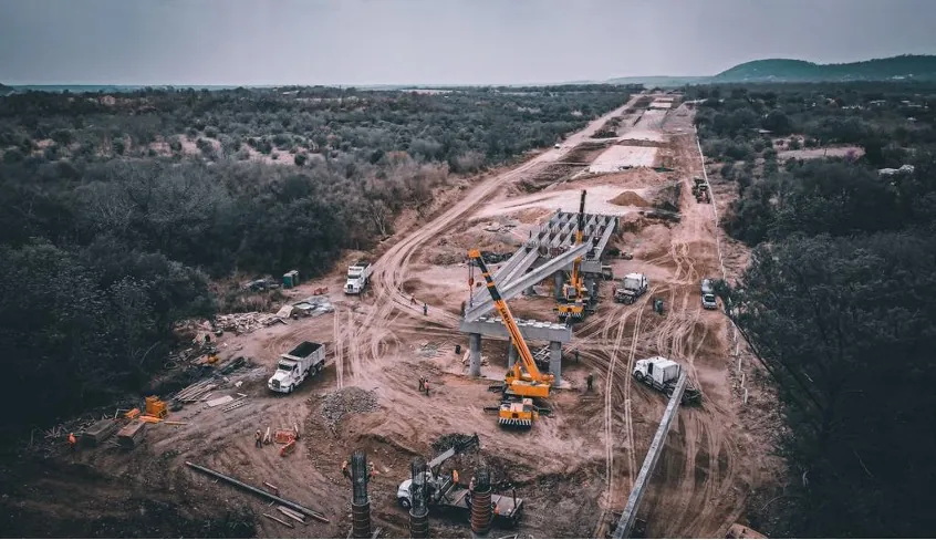 Toma aérea de la construcción de un puente en la autopista Cadereyta–Allende