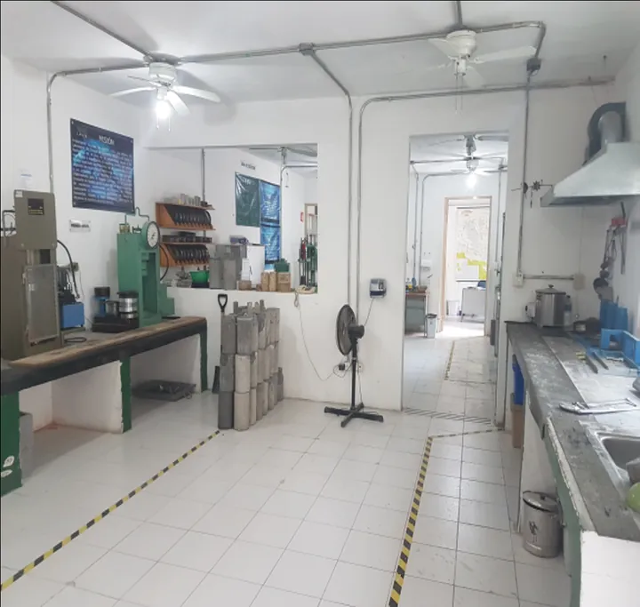 Área de concreto del laboratorio de Layen en la colonia Ancira, Monterrey