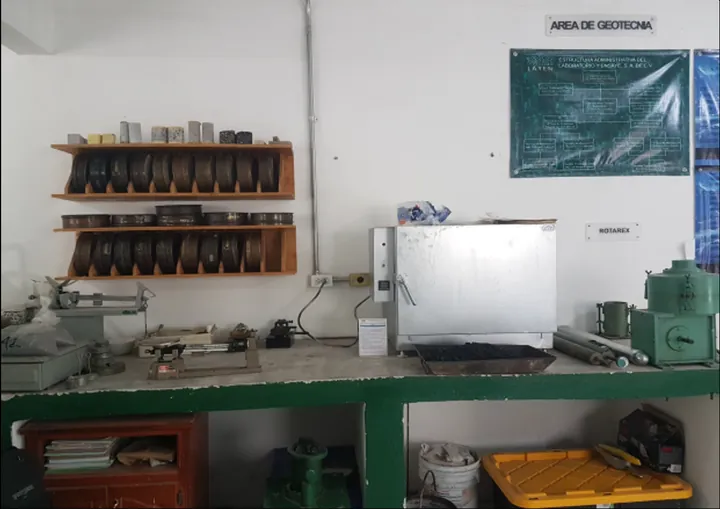 Área de geotecnia del laboratorio de Layen con mallas para granulometría, horno y equipo de ensaye de suelos