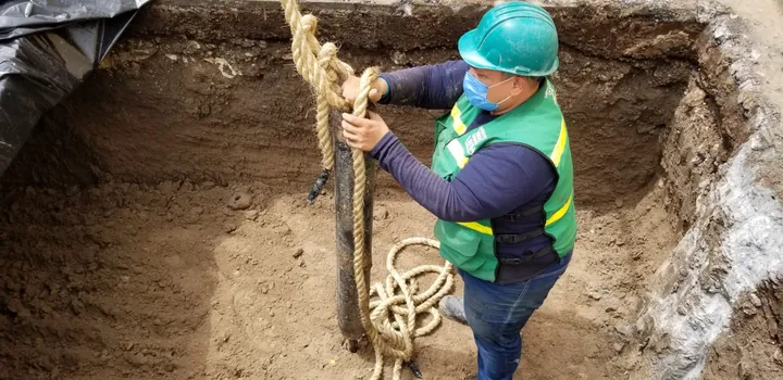 Técnico de Layen dentro de un pozo a cielo abierto sacando muestras de suelo